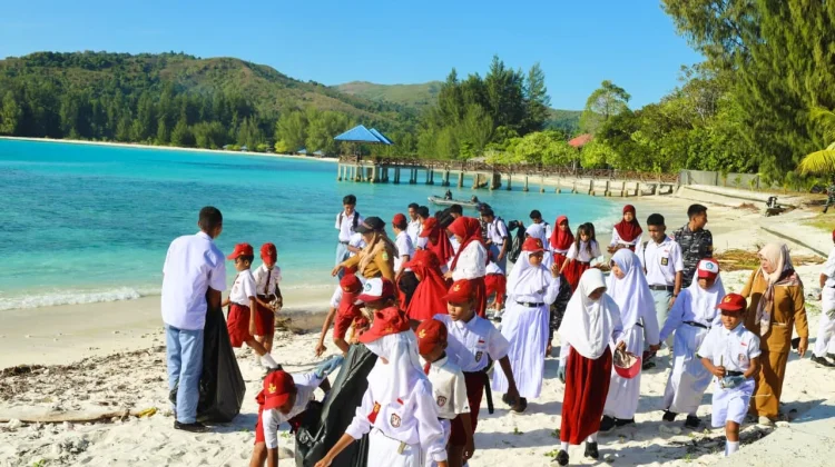 Kodaeral IX Gandeng Ratusan Pelajar Bersihkan Sampah di Pantai Jikumerasa