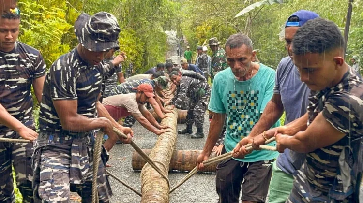 Permudah Akses Warga Tawiri, Kodaeral IX & Masyarakat Bangun Jembatan Gantung