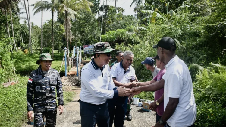 Tinjau Pembangunan Jembatan, Dankodaeral IX Tegaskan Komitmen TNI AL