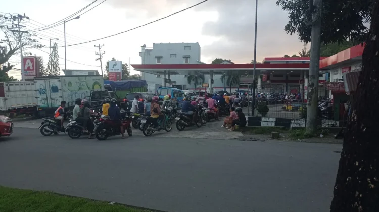 Pengguna Pertamax di Ambon Beralih ke Pertalite meski Harus Antre Panjang