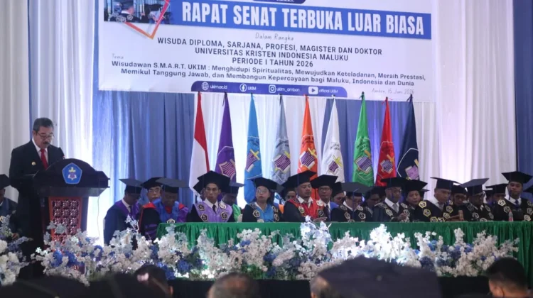 Hadiri Wisuda 323 Lulusan UKIM, Gubernur Ajak Civitas Akademika Berkolaborasi