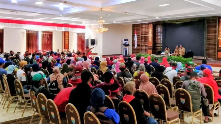 Di Hadapan Bupati SBB, Ratusan Masyarakat Luhu Desak Copot Kaliky dari Kursi Kades