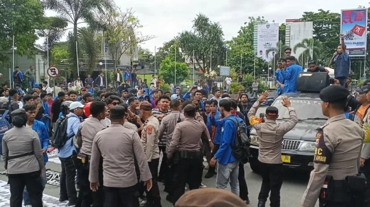 Aksi Reformasi jilid II di Ambon Ricuh, Polisi Terkena Lemparan Batu