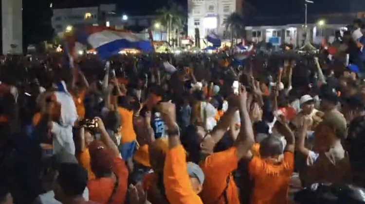 Ribuan Fans Belanda di Ambon Rayakan Kemenangan 5-1 Atas Swedia
