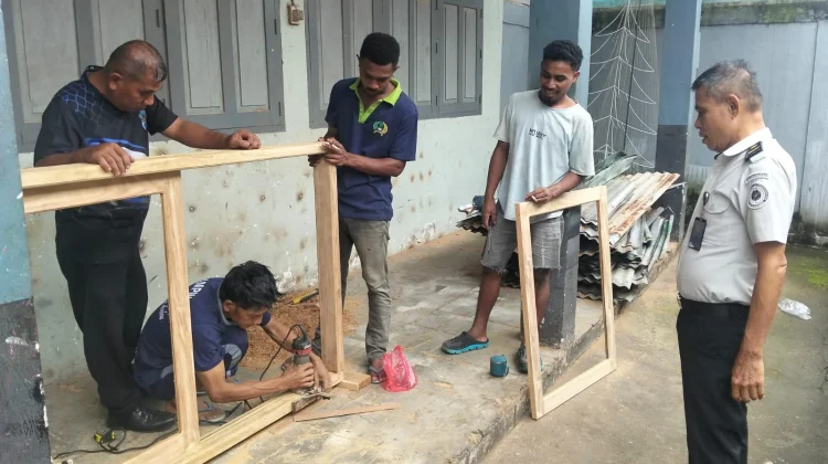 Warga Binaan Rutan Ambon Terus Dilatih Membuat Karya Berkualitas