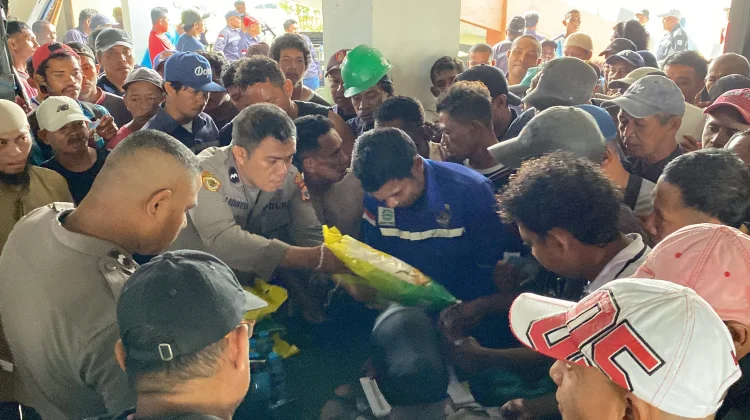 Polda Maluku Salurkan 750 Paket Sembako untuk Buruh Se-Kota Ambon