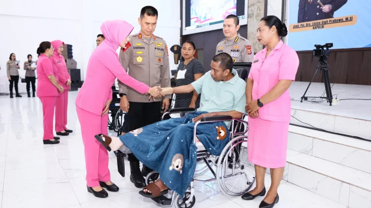 Kapolda Maluku bagi-bagi Kursi Roda ke Penyandang Disabilitas di Kota Ambon