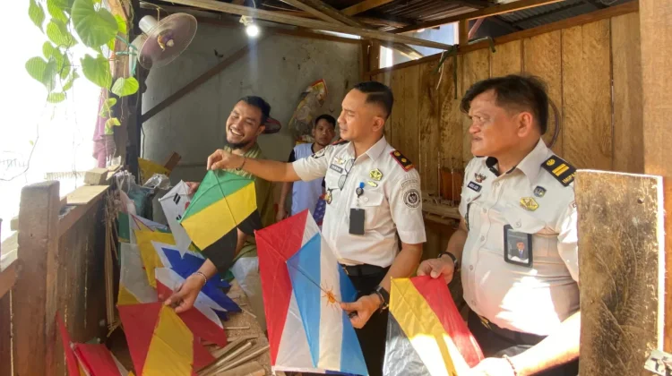 Warga Binaan Lapas Wahai Sulap Layangan Bermotif Bendera Timnas Piala Dunia