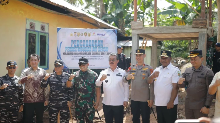 HUT Bhayangkara ke-80, Forkopimda Maluku Salurkan Bansos dan Resmikan Air Bersih