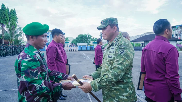 Sembilan Prajurit Berprestasi Terima Penghargaan dari Pangdam XV/Pattimura