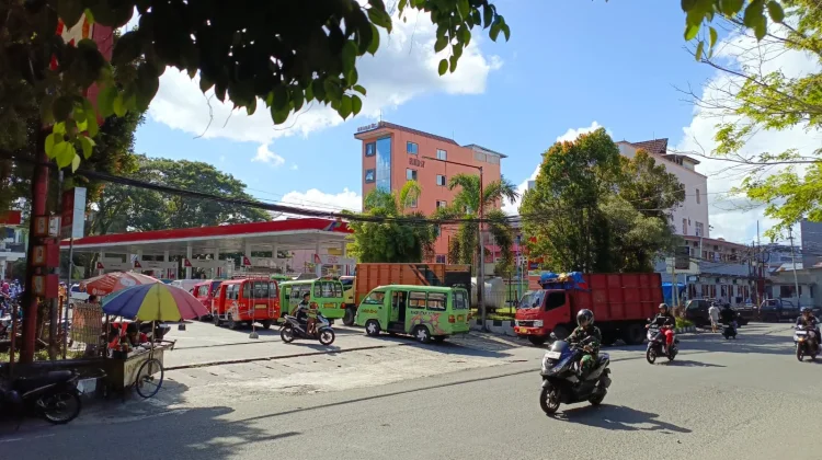 Antrean Solar di Ambon Meningkat, Sopir Menunggu 5 Jam