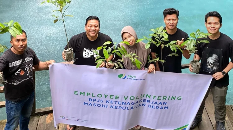Karyawan BPJS Ketenagakerjaan Masohi Wujudkan Kepedulian lewat Penanaman Pohon