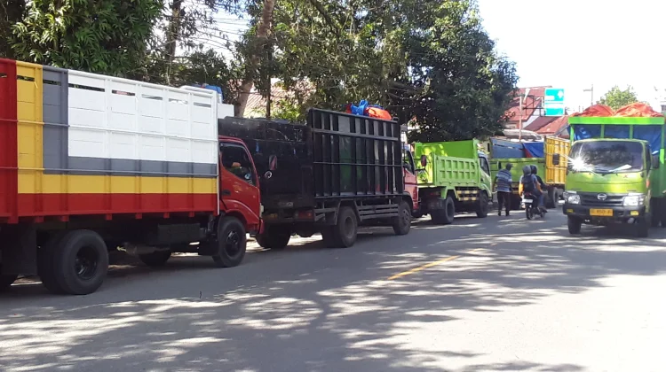 Sopir Truk Keluhkan Antrean Panjang Solar di SPBU Passo, Desak Pertamina Atasi