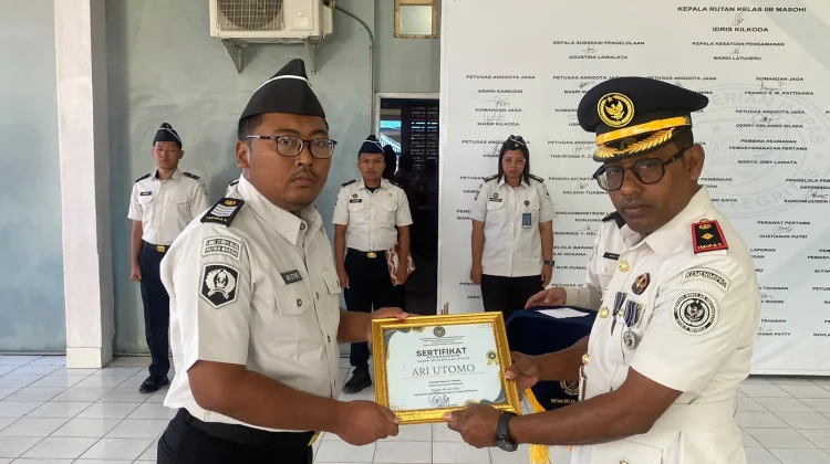 Pegawai Rutan Masohi Diberi Penghargaan
