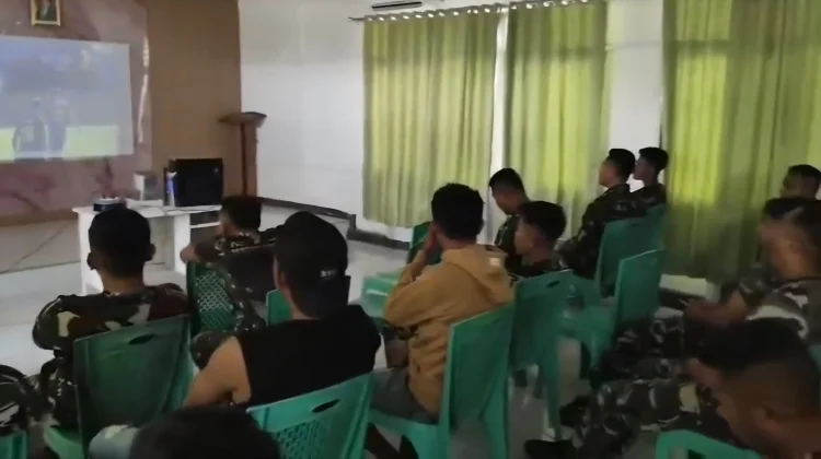 Yonif 732/Banau Gelar Nobar Bersama Warga