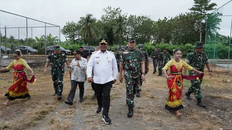 Wagub Abdullah Vanath Resmi Buka Bakti TNI AD untuk Rakyat di Buru
