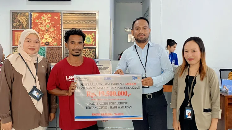 BRI Ambon Serahkan Simbolis Klaim Asuransi Meninggal Dunia Nasabah AMKKM BRILife