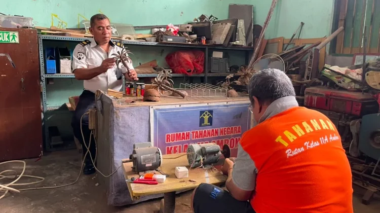 Warga Binaan Rutan Ambon Daur Ulang Limbah Kelapa