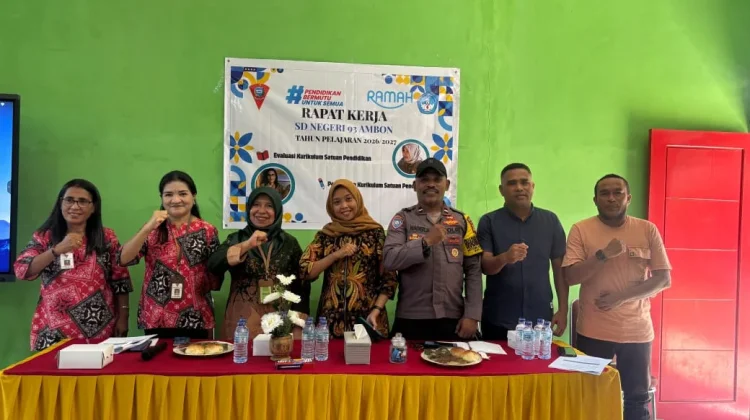 Pengawas Dinas Pendidikan Evaluasi Kurikulum SDN 93 Ambon