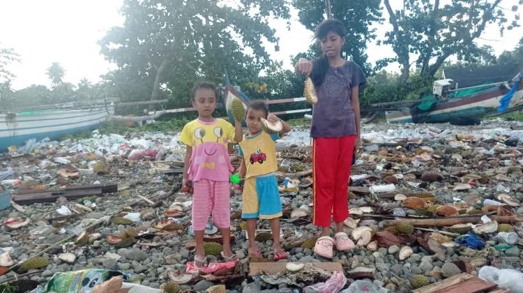 Miris! Pantai Batu Lubang Dipenuhi Sampah, Anak-anak Tak Lagi Bermain