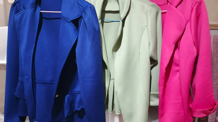 Bangkitkan Mood Kerja dengan Blazer Warna-warni