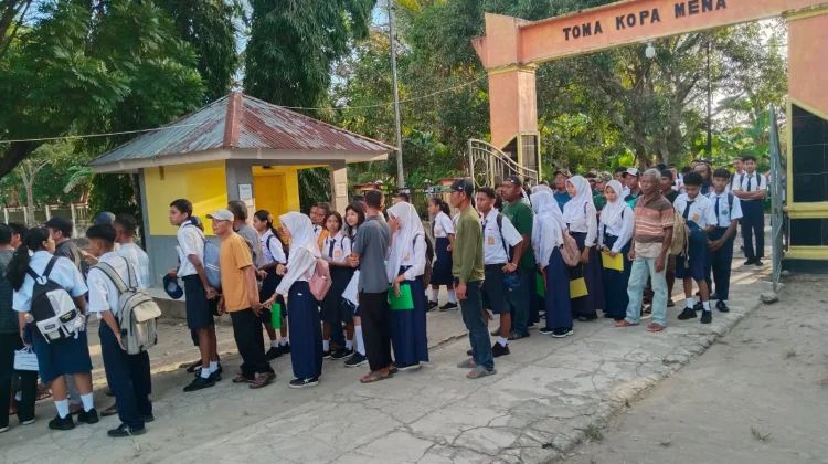 Ratusan Ayah Antar Anak Awali Tahun Ajaran Baru di SMAN 2 SBB