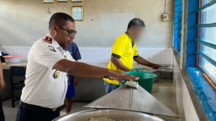 Pastikan Kebersihan Terjaga, Karutan Masohi Kontrol Area Dapur dan Toilet Rutan