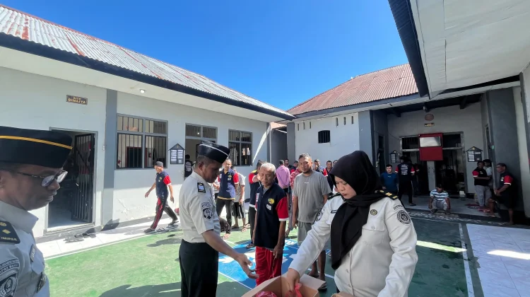 Meriahkan Harkopnas, Warga Binaan Lapas Wahai Terima Perlengkapan Kebersihan