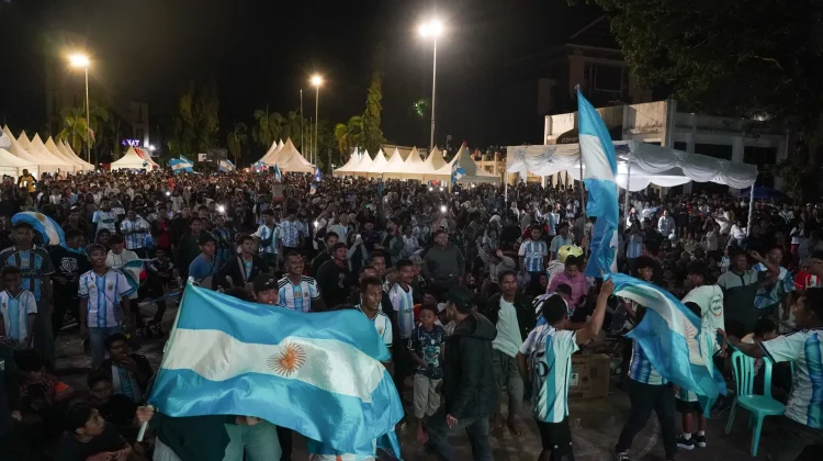 Semarakkan Kebersamaan, Pattimura Park Jadi Lautan Suporter Nobar Piala Dunia