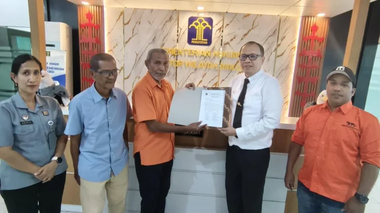 Kemenkum Serahkan SKT kepada DPW Partai Gerakan Rakyat