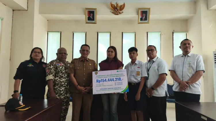 Anggota Tagana Maluku Gugur, Ahli Waris Terima Santunan BPJAMSOSTEK Rp154 Juta