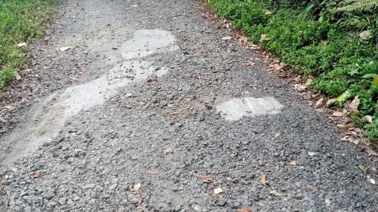 Alami Kerusakan, Jalan menuju SMA 26 Malteng Butuh Perhatian