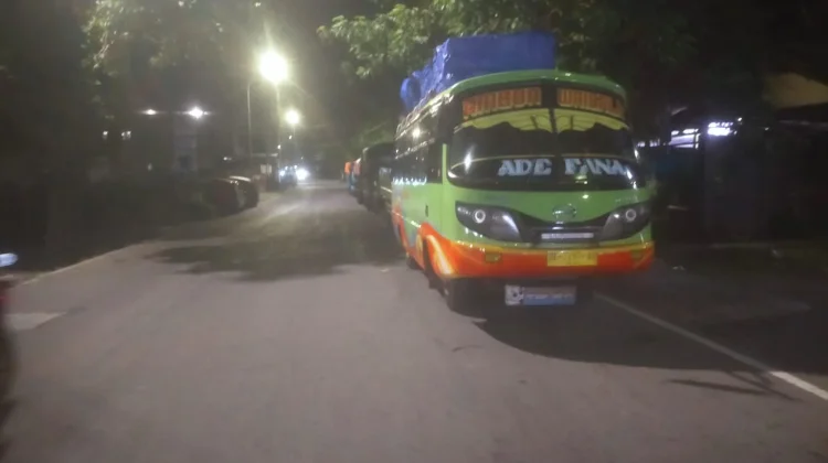 Parkir Semalaman di Depan SPBU, Warga Soroti Ketegasan Dishub Ambon