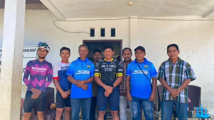Bersepada Tembus Medan Ekstrem, Kapolres SBB Sambangi Warga Desa Hukuanakota