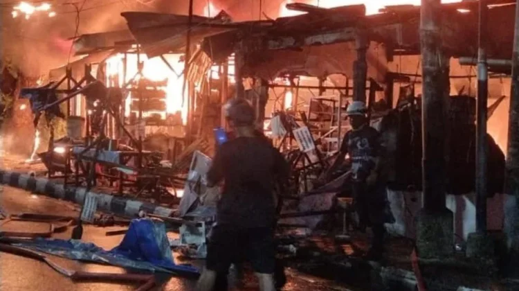 Empat Lapak di Kawasan Jalan Ahmad Yani Ambon Hangus Terbakar