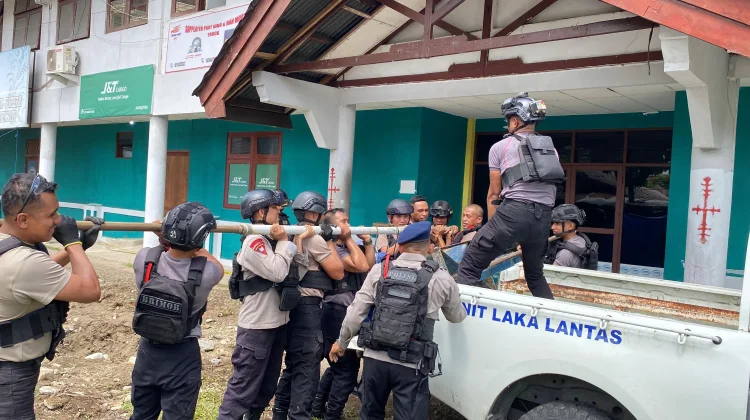Brimob Maluku Berhasil Evakuasi Benda Diduga Sisa Bom Pesawat di Ambon