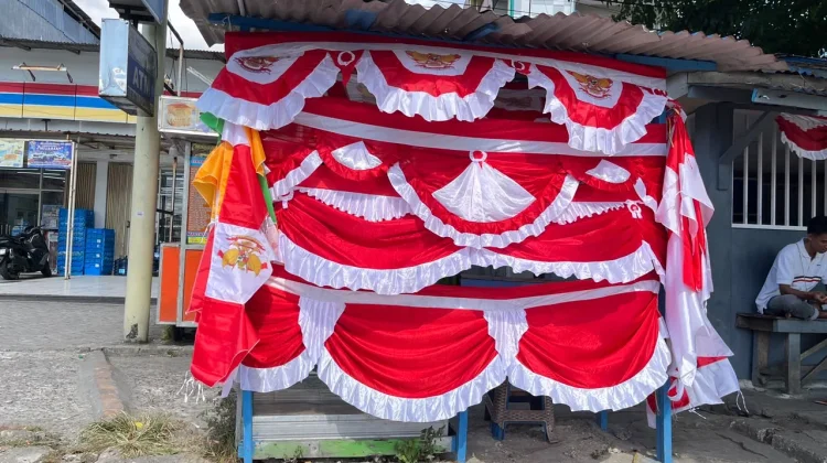 Jelang HUT RI, Lapak Penjual Atribut Merah Putih Mulai Ramai di Ambon