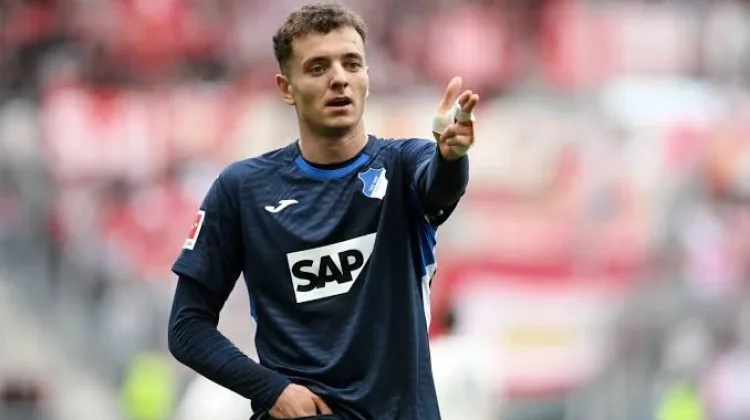 Tertarik Gabung Barcelona, Fisnik Asllani Tunda Kepindahan ke RB Leipzig