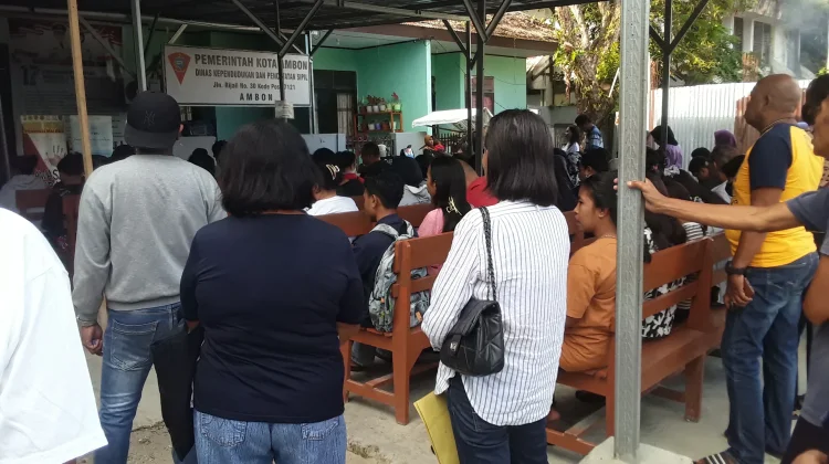 Warga Apresiasi Kinerja Dukcapil Ambon di Kantor Darurat, Cuma Kurang Tempat Duduk