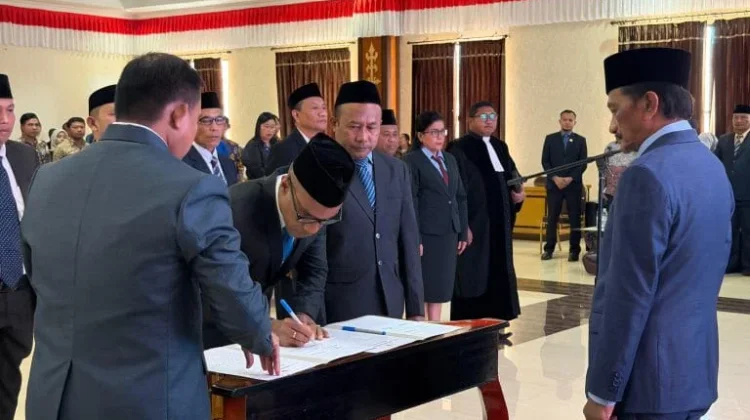 Bupati SBB Lantik Pejabat Pimpinan Tinggi Pratama, dari Sekwan hingga 5 Kadis