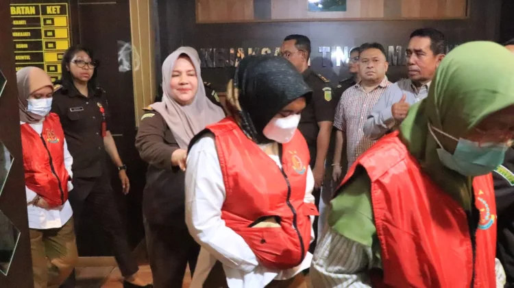 Tangis Keluarga Pecah: Lima Tersangka Korupsi Air Bersih Pulau Haruku Ditahan