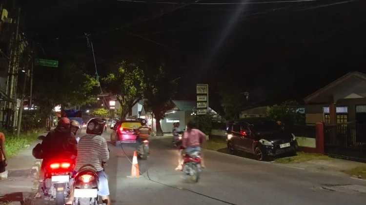 Kabel Listrik Terbentang di Jalan Raya akibat Tabrakan Kendaraan Tronton