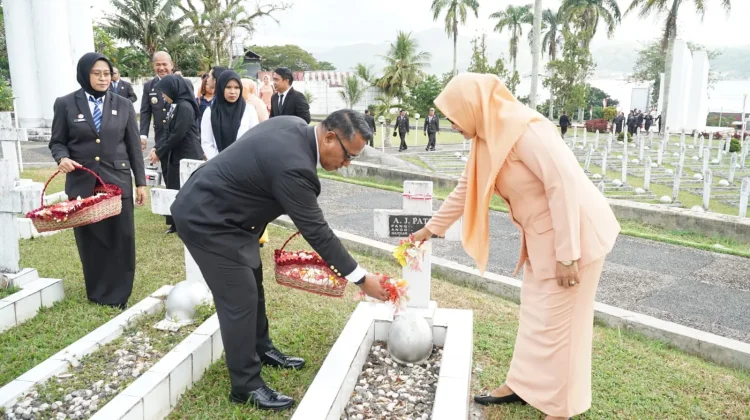 Kanwil Kemenkum Maluku Maknai Hari Pengayoman dengan Tabur Bunga dan Ziarah