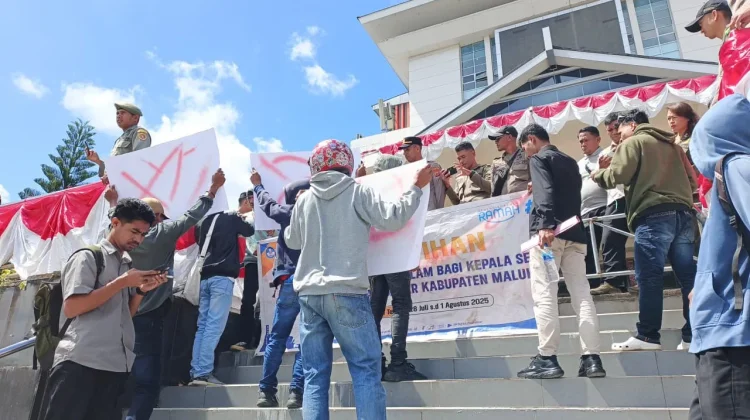 Gubernur Maluku Didemo Pemuda Ambalau Tagih Janji Kampanye
