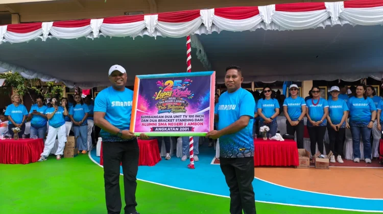 Alumni SMAN 2 Ambon Angkatan 2001 Serahkan Bantuan TV 100 Inch & Bracket Standing