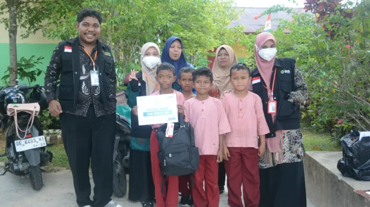 Bantu Akses Pendidikan, BMH Maluku Salurkan Tas Sekolah untuk Anak Pedalaman