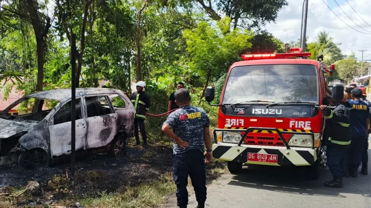 Kebakaran Sampah Merambat ke Mobil di Air Salobar, Damkar Ambon Padamkan Api