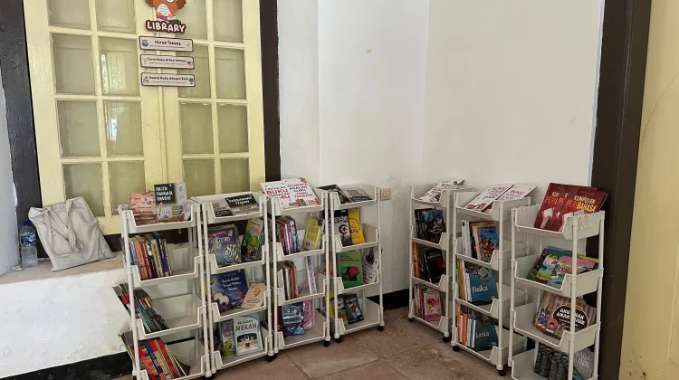 PPI Dunia dan Kawan Alam Indonesia Salurkan Buku untuk Anak-Anak Banda Neira