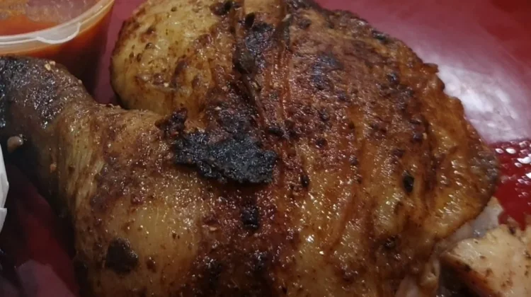 Momen Berkumpul sambil Menikmati Ayam Bakar di Malam Hari