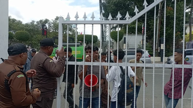 LSM Demo Kejati Maluku; Usut Dugaan Pembayaran Honorer Rp17 Miliar di Disdikbud